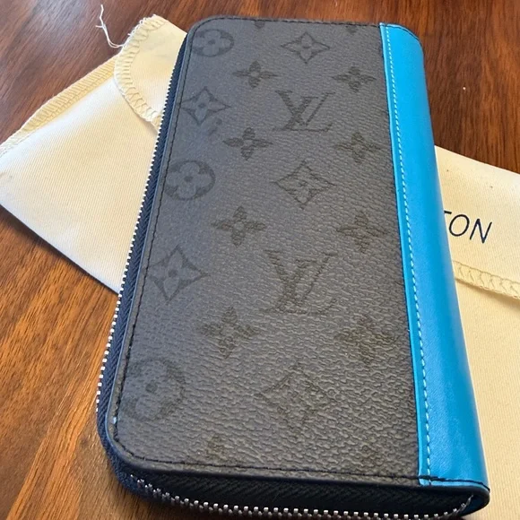 Vertical Zip Around Wallet - Picture 2 of 3